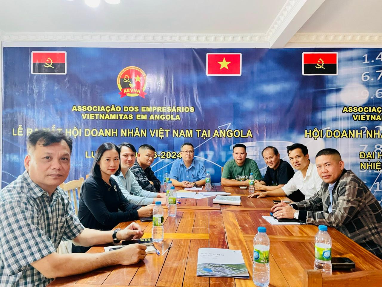 Buổi Làm Việc Của Đại Sứ Dương Chính Chức Với Hội Doanh Nhân Việt Nam Tại Angola