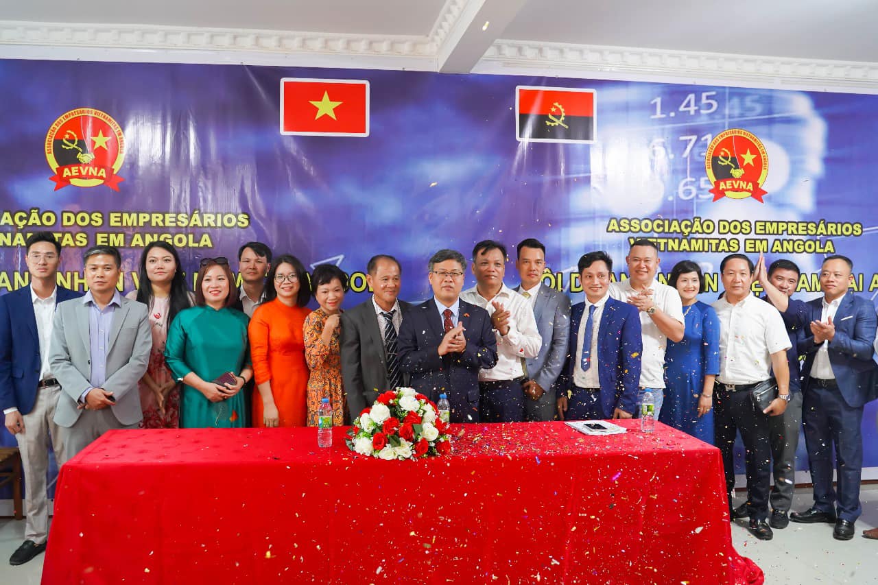 ĐOÀN ĐẠI BIỂU CẤP CAO ĐẢNG MPLA THĂM VIỆT NAM