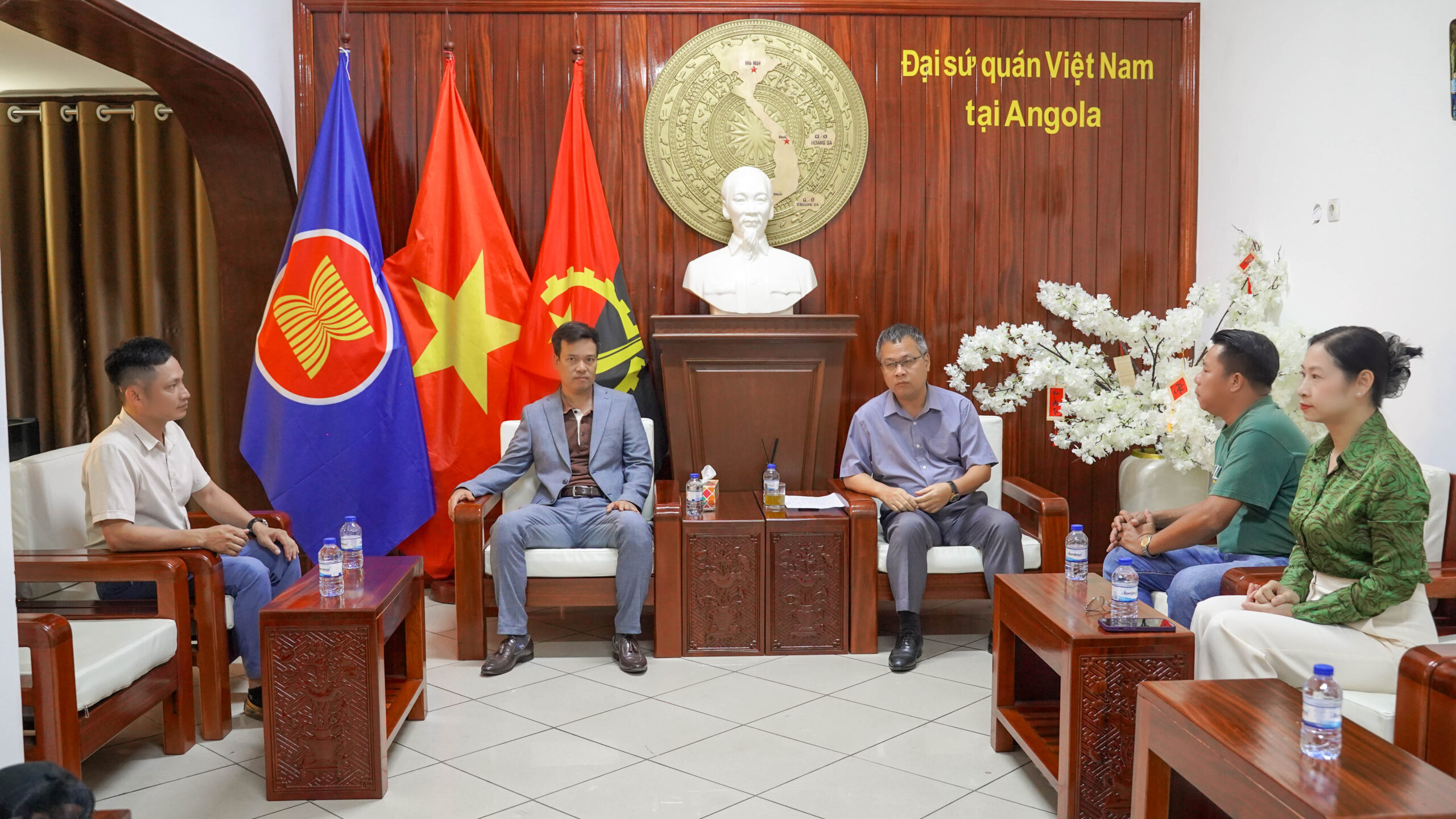 Hội Doanh nhân Việt Nam tại Angola Dâng Hoa Kính Viếng Chủ tịch Hồ Chí Minh  (19/5/1890 – 19/5/2025)